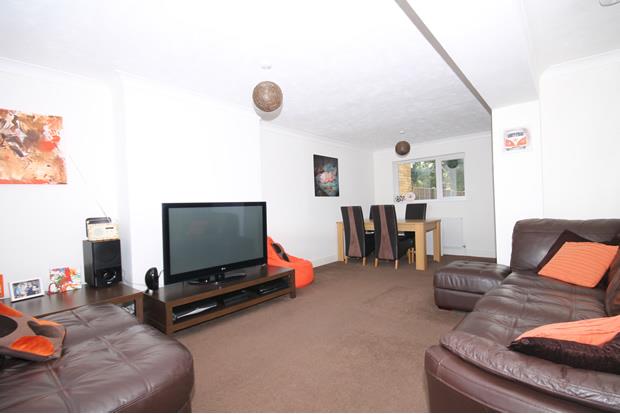 3 bed property in Bridge Road, Farnborough
